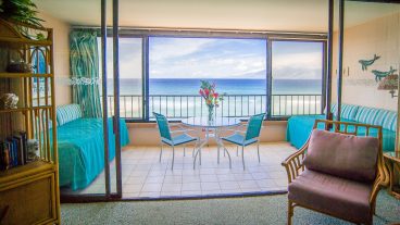 Two twins in lanai: Great for listening to the waves